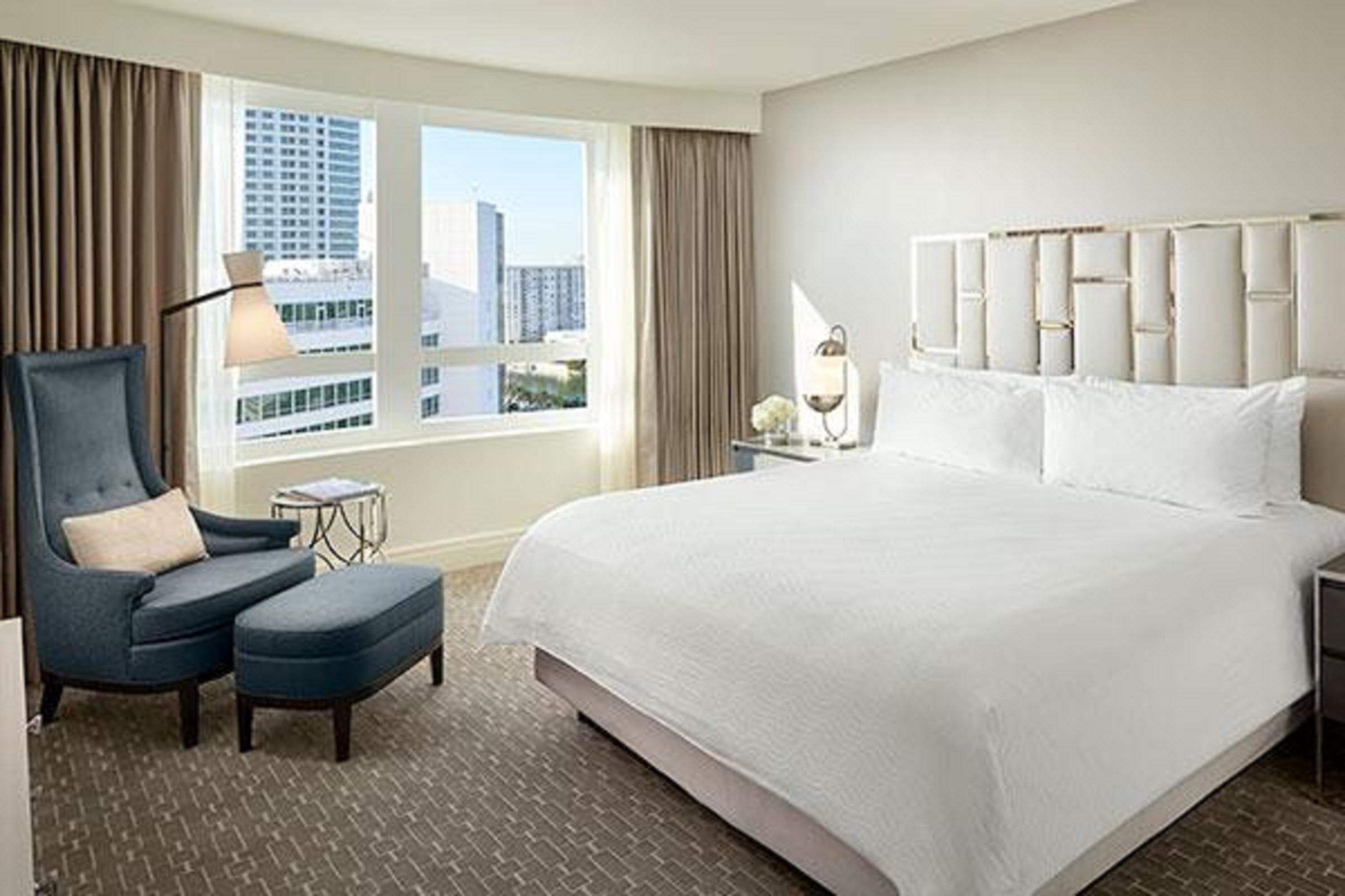 Fontainebleau Miami Beach Bagian luar foto A bedroom at the Four Seasons Hotel Miami