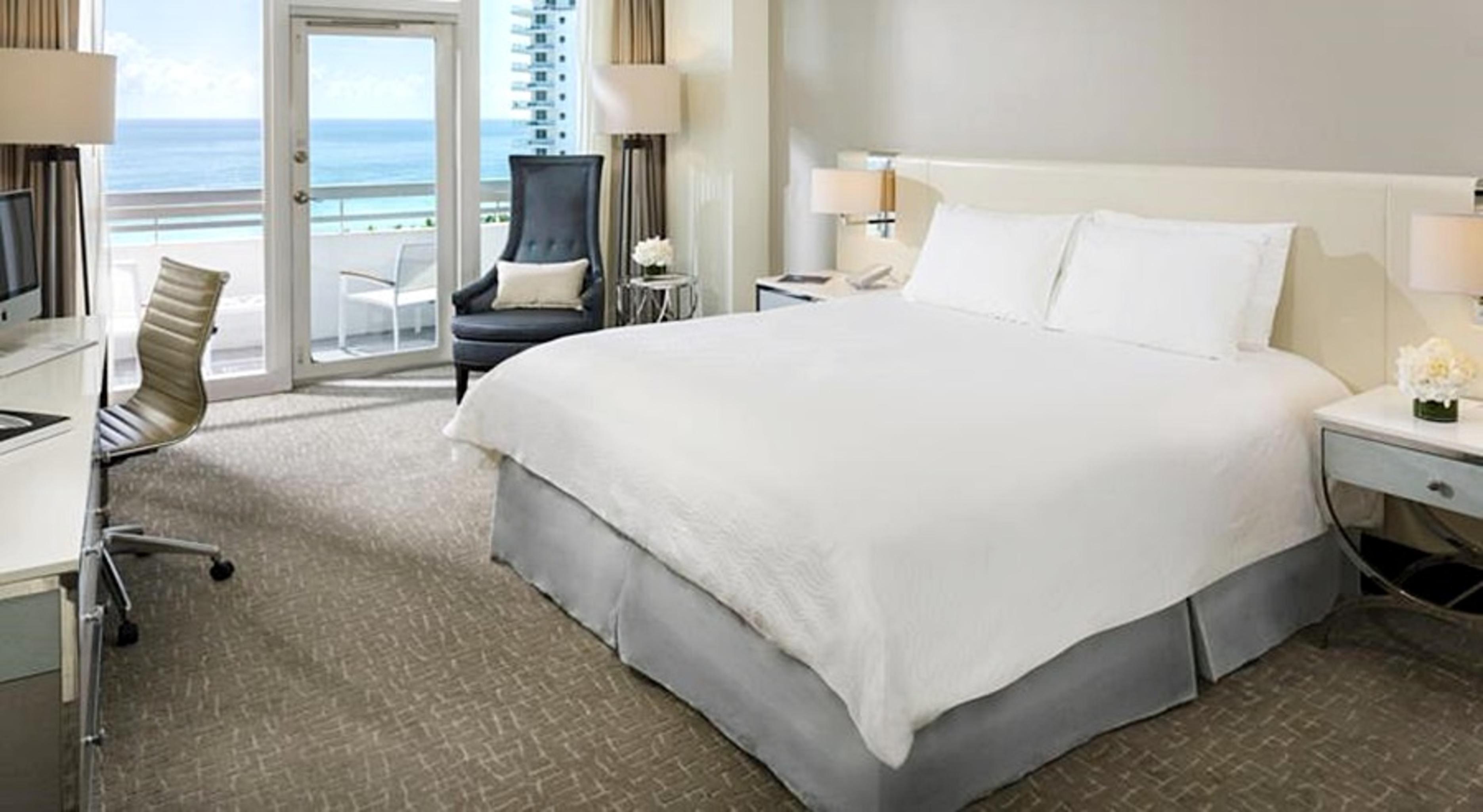 Fontainebleau Miami Beach Ruang foto A guest room at The Ivy Hotel