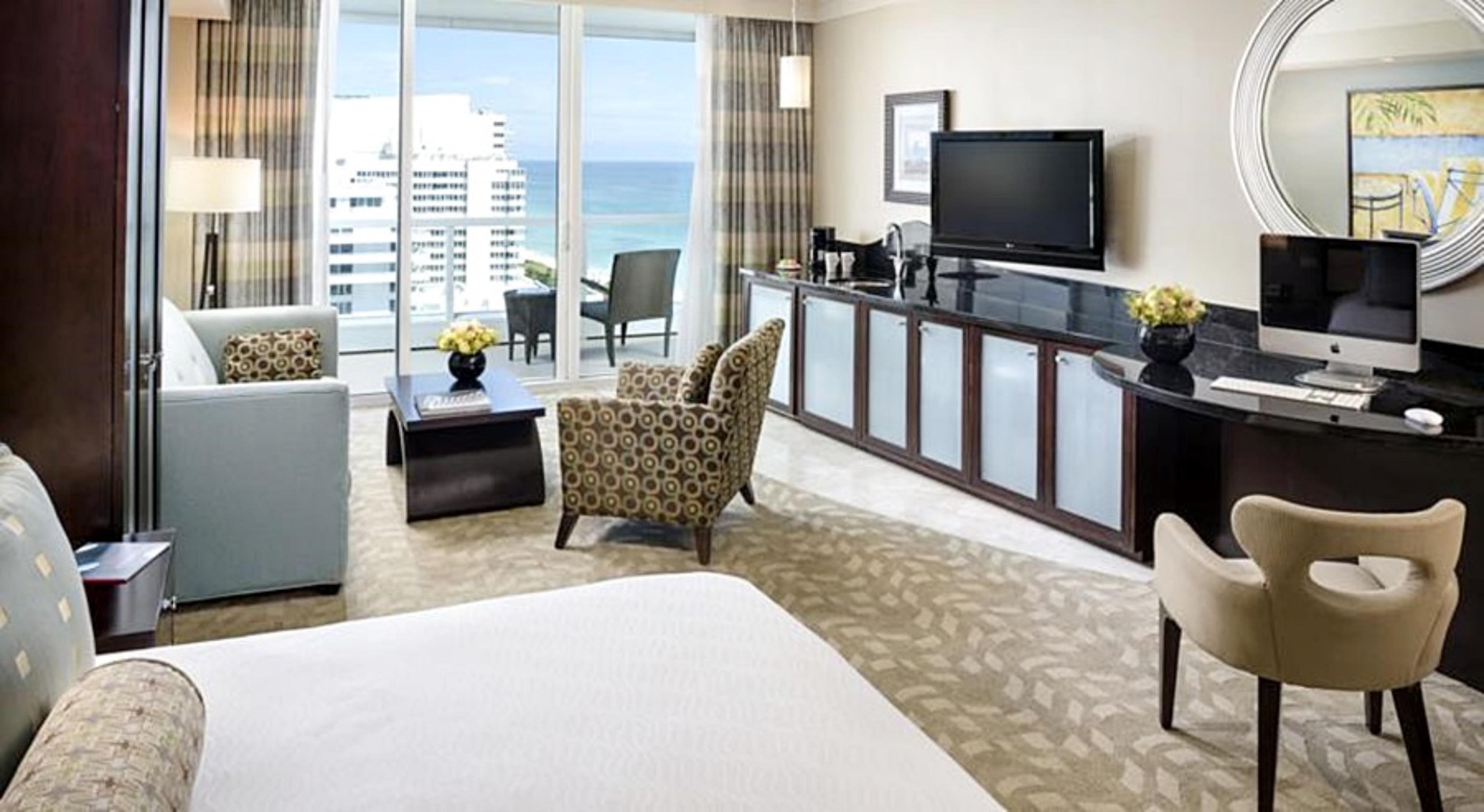 Fontainebleau Miami Beach Bagian luar foto A suite at the Atlantis Paradise Island
