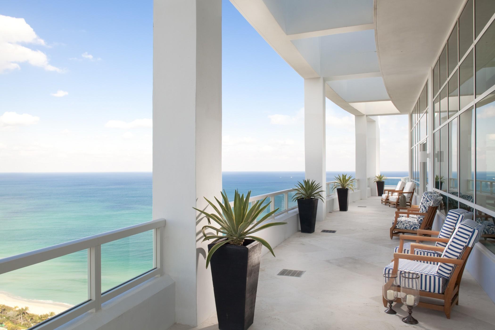 Fontainebleau Miami Beach Bagian luar foto Balcony