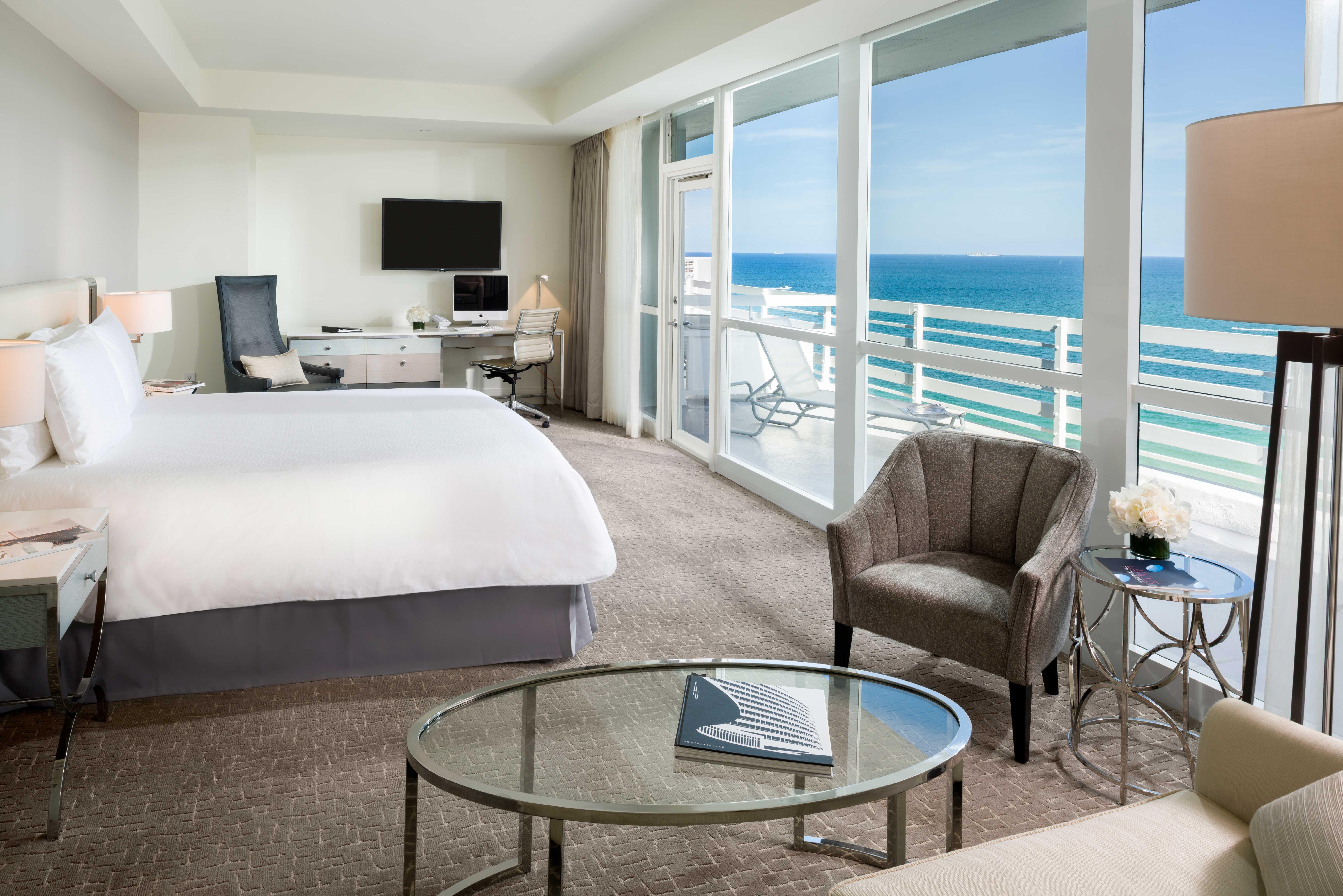 Fontainebleau Miami Beach Bagian luar foto A guest room at The Westin Beach Resort & Spa