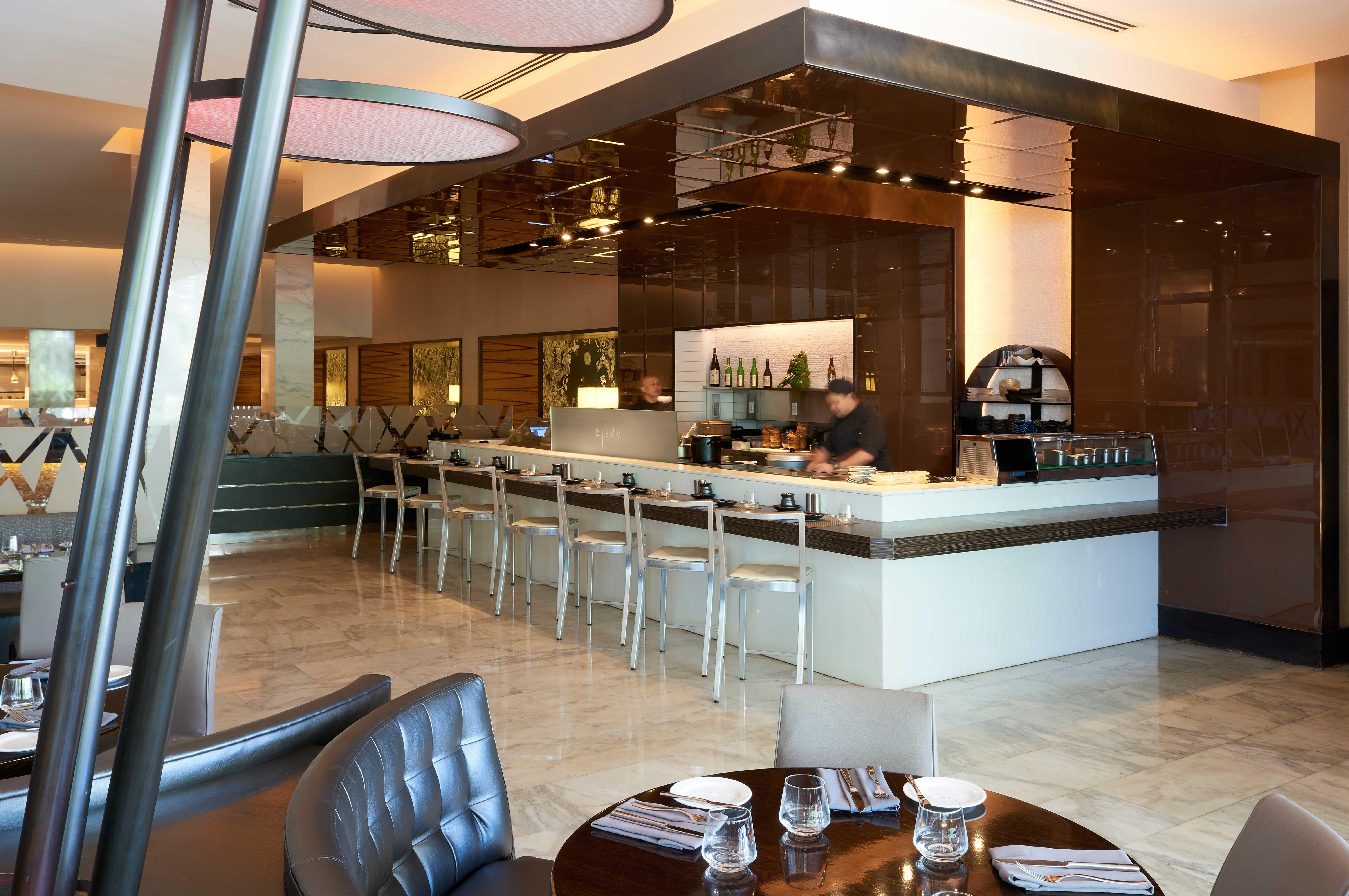 Fontainebleau Miami Beach Bagian luar foto The bar at the restaurant