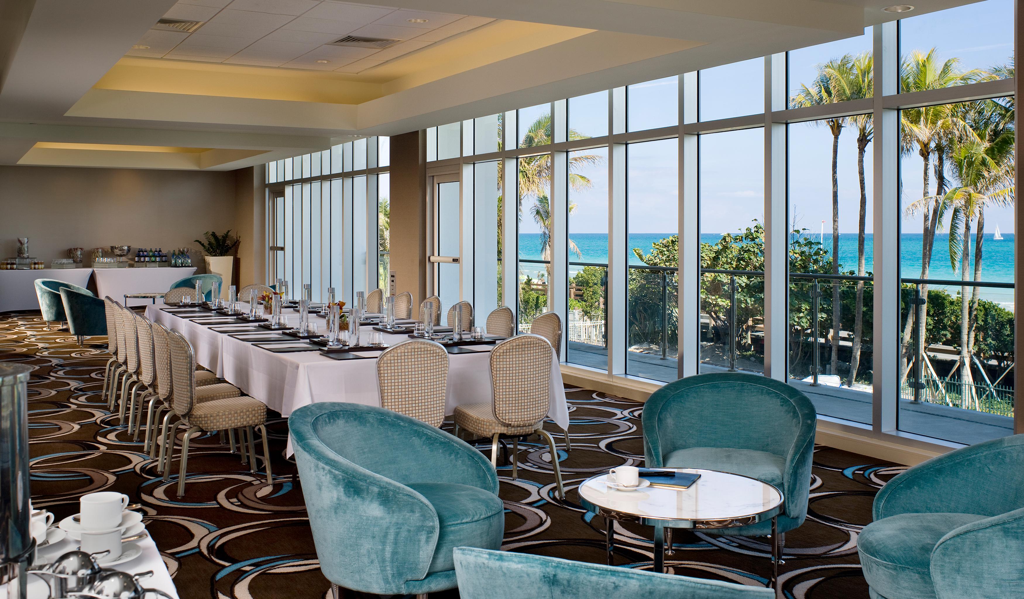 Fontainebleau Miami Beach Bagian luar foto The Beach Club