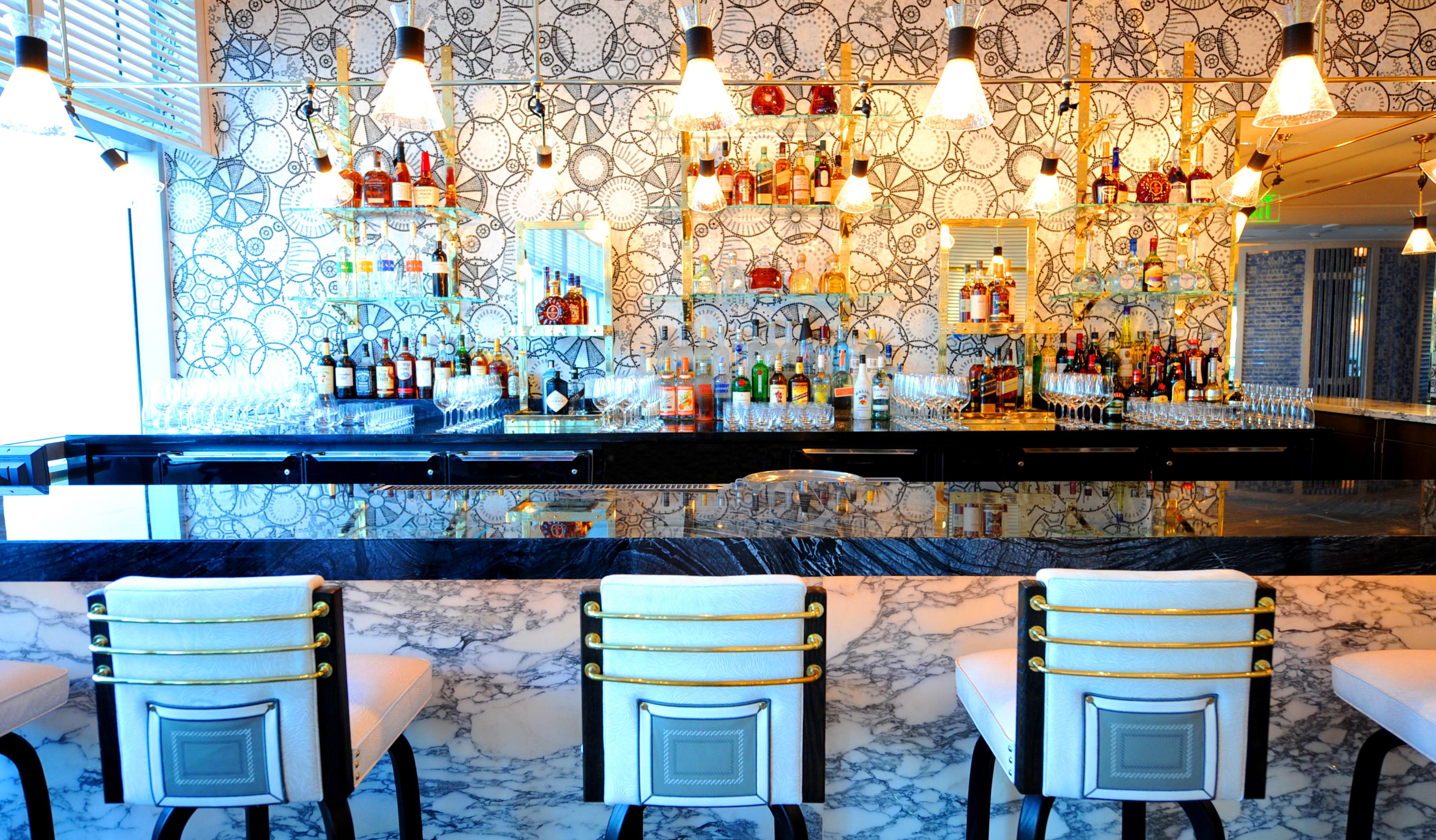Fontainebleau Miami Beach Bagian luar foto The bar at the 1905 Restaurant