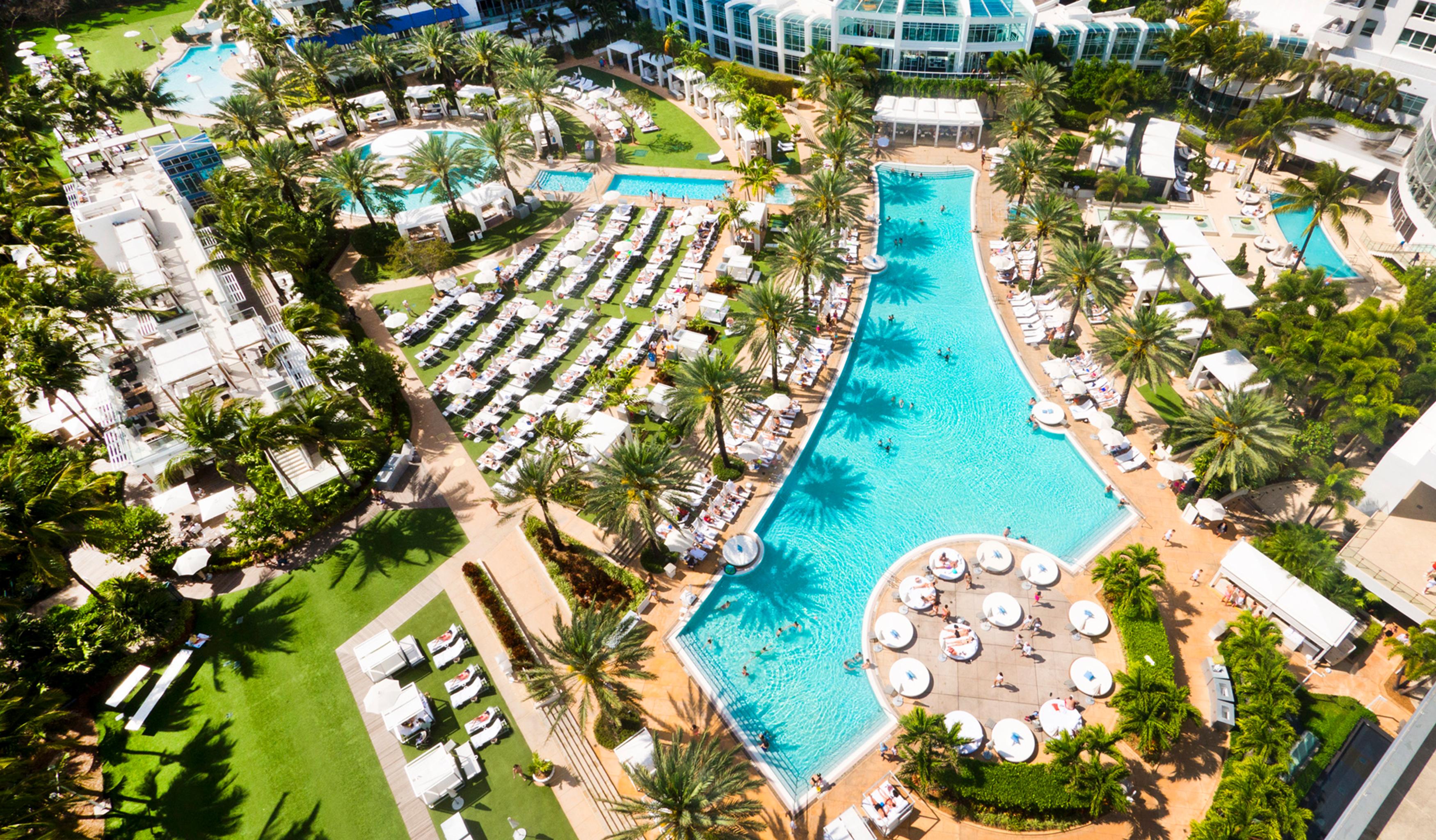 Fontainebleau Miami Beach Bagian luar foto The pool at the Wynn