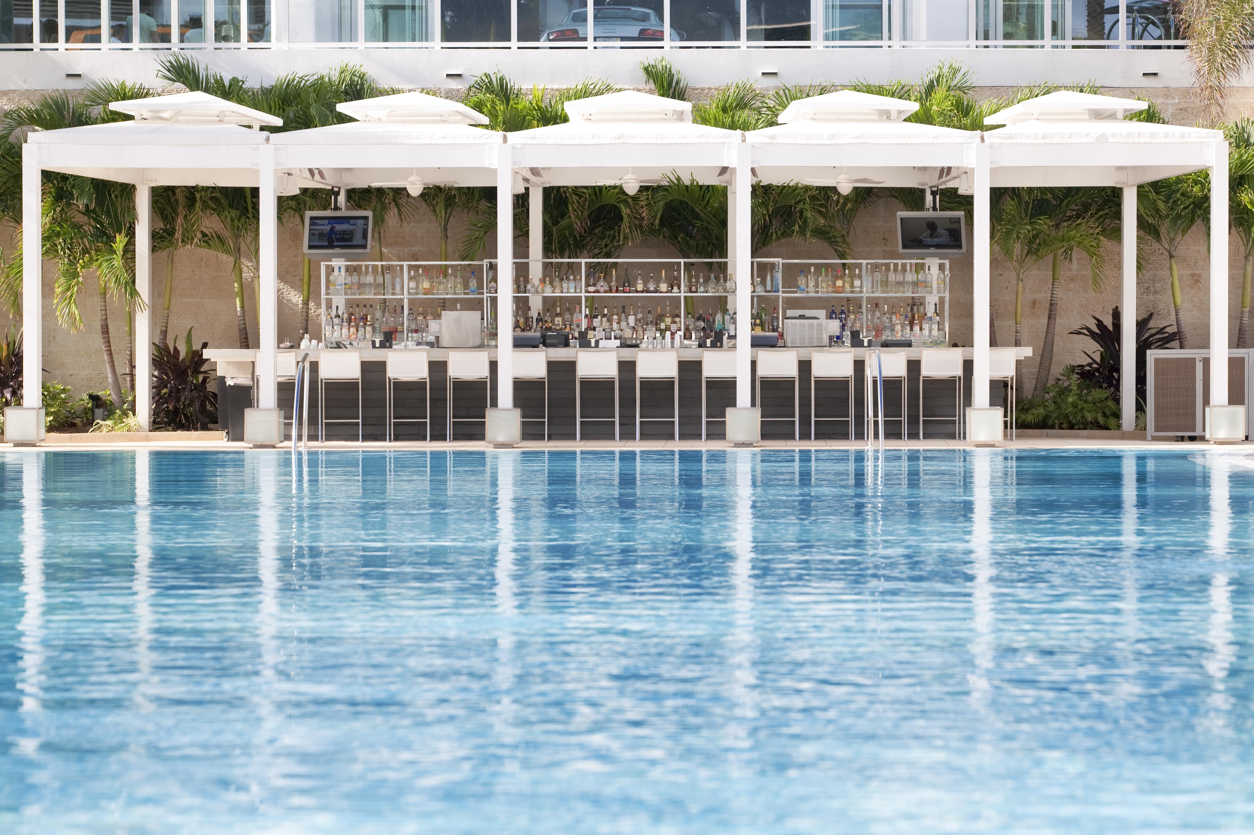 Fontainebleau Miami Beach Bagian luar foto The swimming pool at the hotel