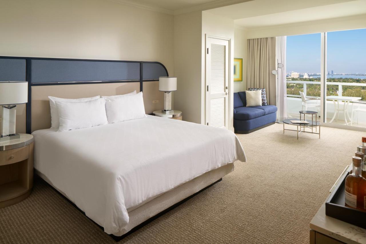 Fontainebleau Miami Beach Bagian luar foto A guest room at the Hilton San Diego Bayfront