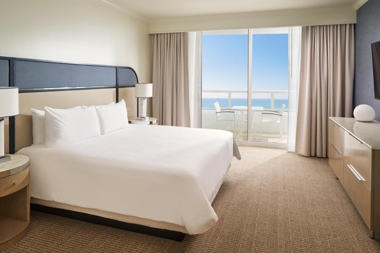 Fontainebleau Miami Beach Bagian luar foto A bedroom at the Atlantis Paradise Island