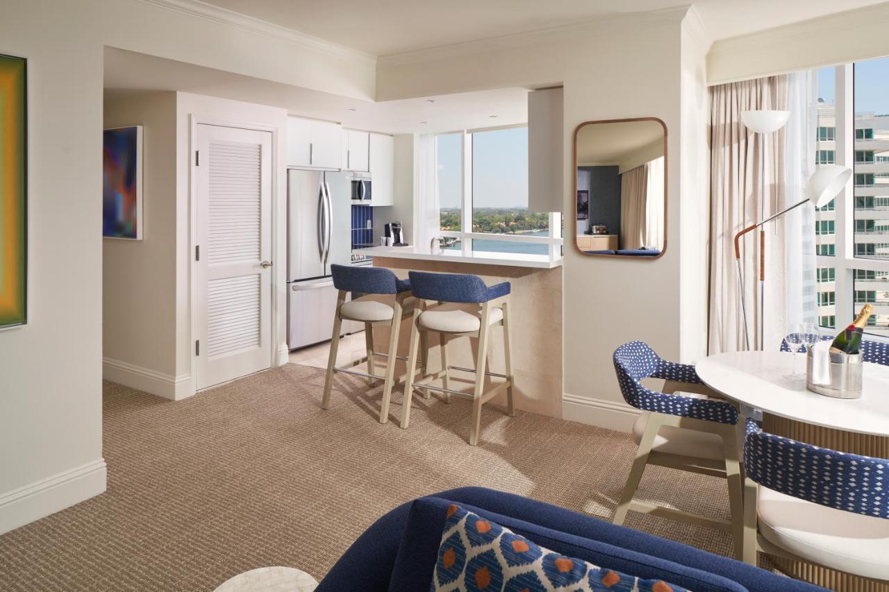 Fontainebleau Miami Beach Bagian luar foto A typical suite at The Ritz-Carlton, Naples