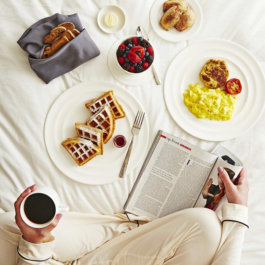 Fontainebleau Miami Beach Bagian luar foto A breakfast in bed