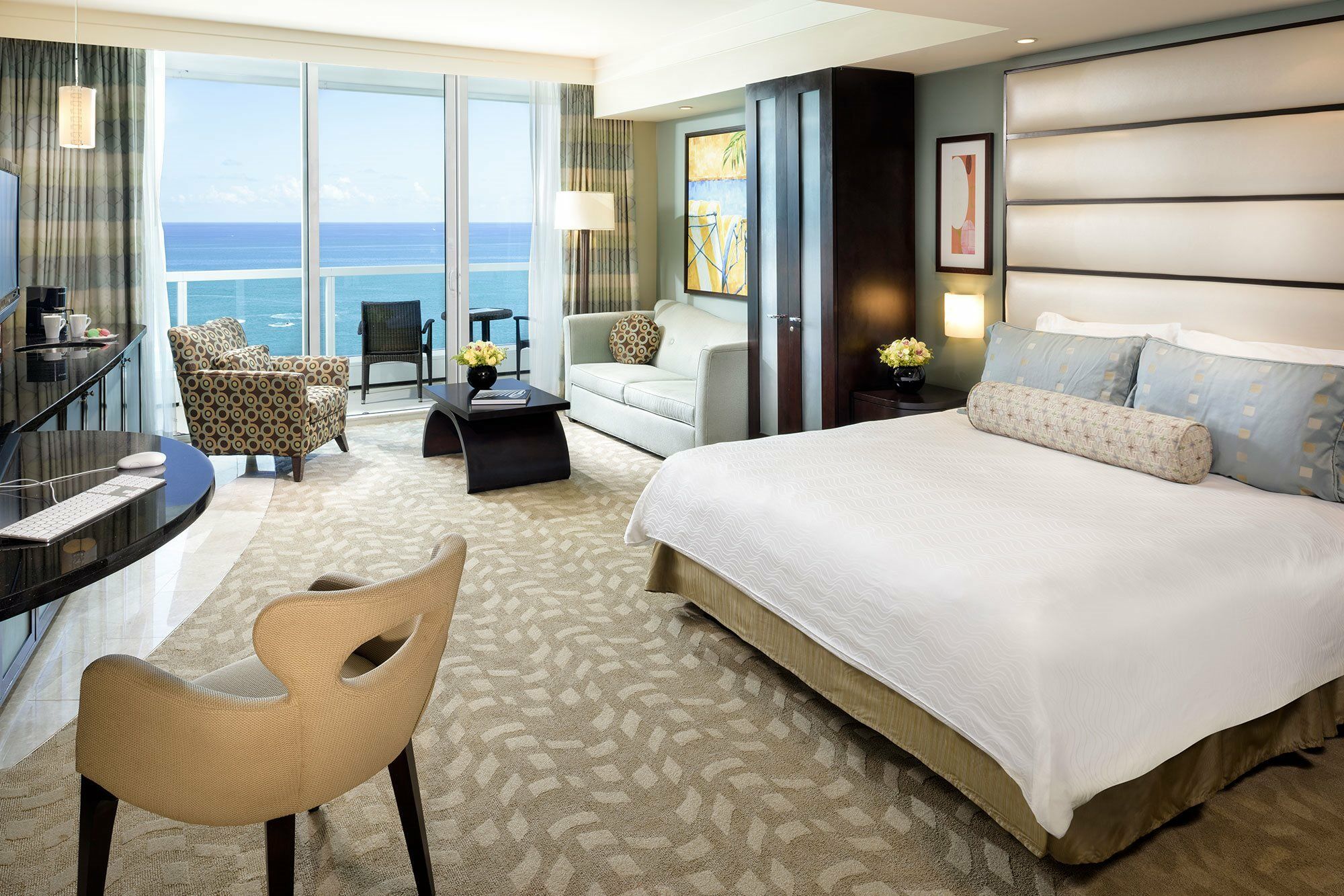 Fontainebleau Miami Beach Bagian luar foto A guest room at The Atlantis